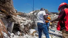 Ad Haiti si scava - Foto Ansa  © www.giornaledibrescia.it