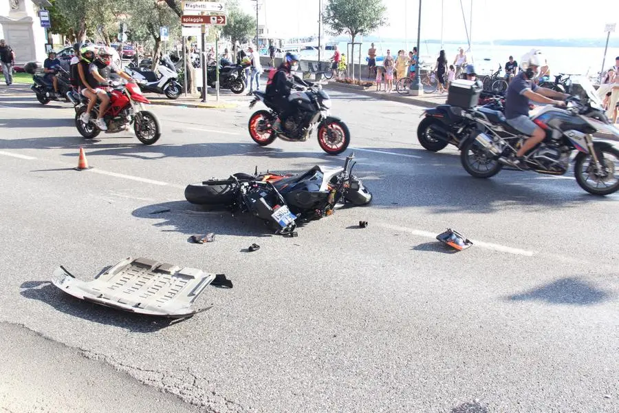 Il luogo dell'incidente tra auto e moto a Maderno