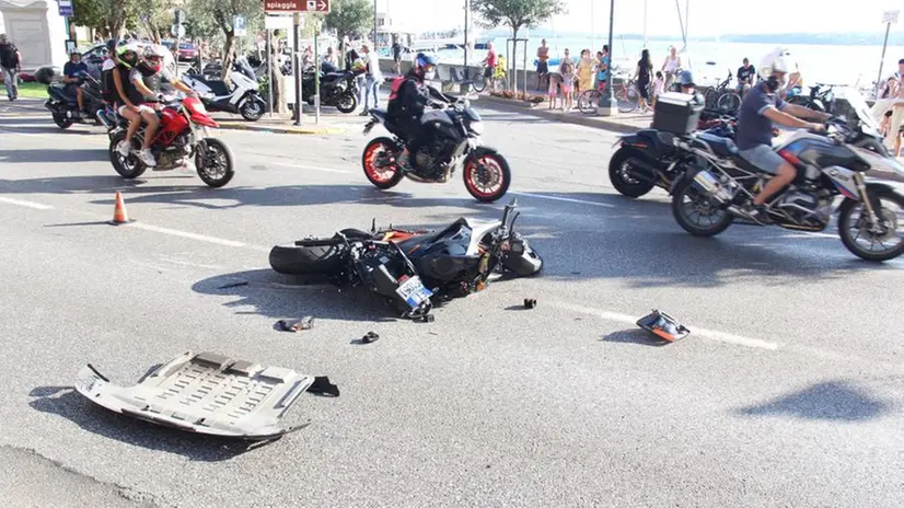 Il luogo dell'incidente tra auto e moto a Maderno