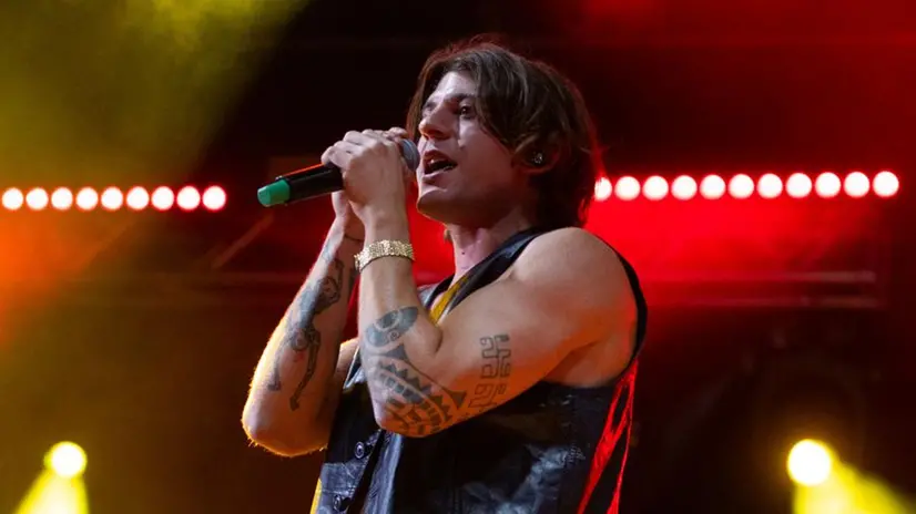Rkomi in concerto alla Festa di Radio onda d'urto
