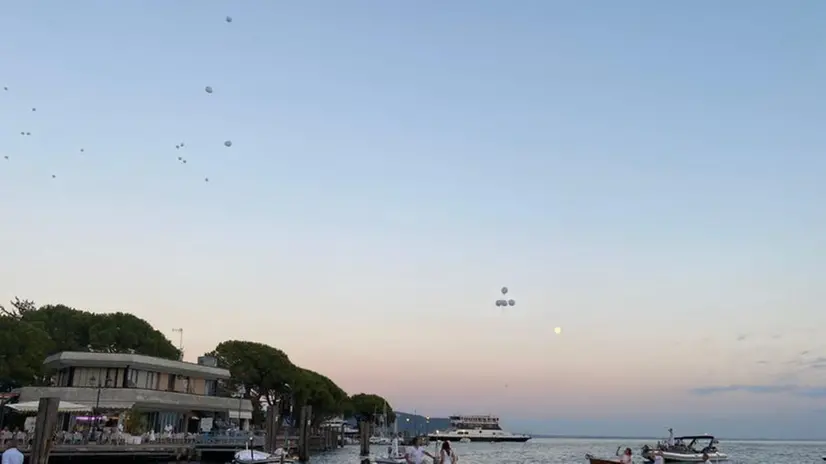 Affidato alle acque del Garda il ricordo di Greta e Umberto