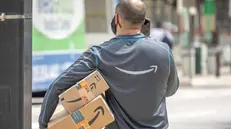 Un fattorino di Amazon - Foto Epa www.giornaledibrescia.it