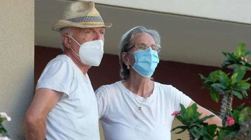 I vicini di casa delle vittime ricordano marito e moglie come una coppia tranquilla - Foto Marco Ortogni/Neg © www.giornaledibrescia.it