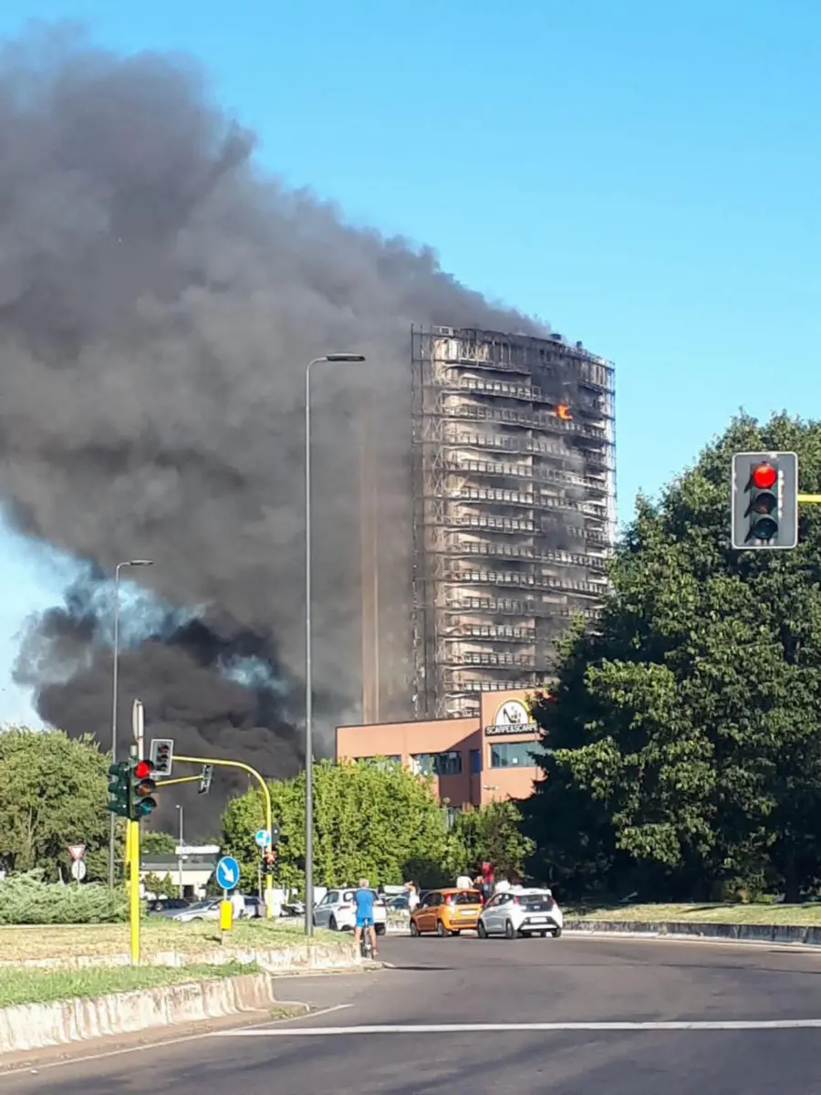 Maxi-incendio a Milano: in fiamme palazzo di 15 piani