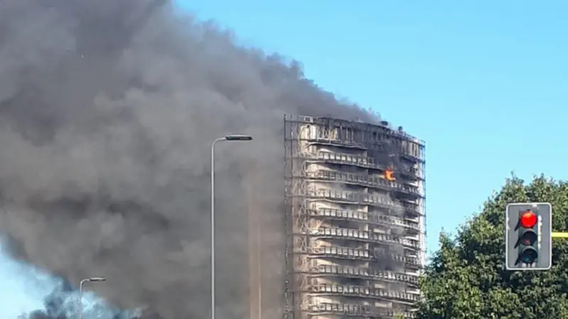 Maxi-incendio a Milano: in fiamme palazzo di 15 piani