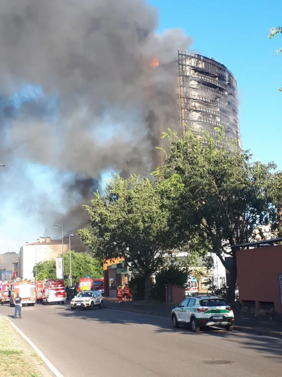 Maxi-incendio a Milano: in fiamme palazzo di 15 piani