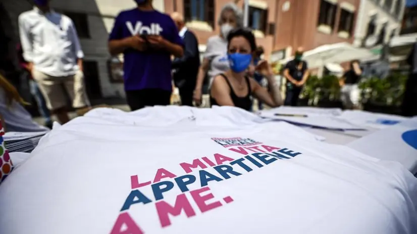 Un banchetto organizzato dall'associazione Luca Coscioni per il referendum sull'eutanasia legale - Foto Ansa © www.giornaledibrescia.it