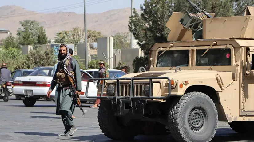 Kabul, talebani sorvegliano i varchi d'accesso all'aeroporto Hamid Karzai