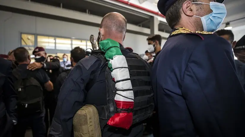 Fiumicino, profughi afghani e personale italiano rientrati da Kabul