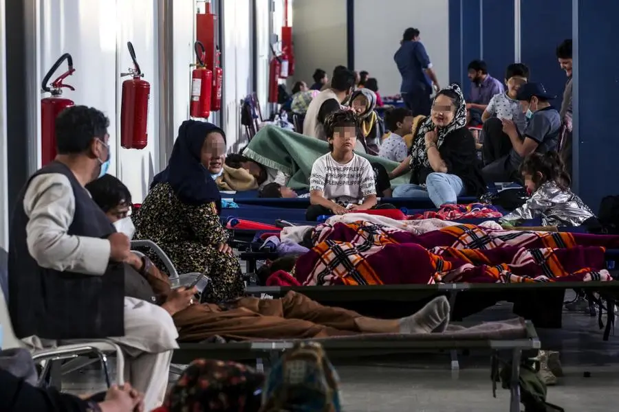 Fiumicino, profughi afghani e personale italiano rientrati da Kabul