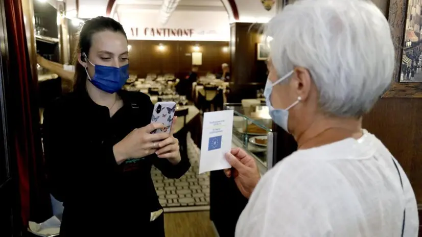 Il controllo del Green pass in un ristorante milanese