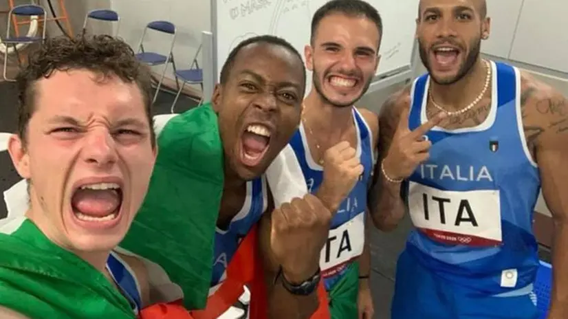 Il selfie degli atleti italiani campioni della staffetta 4X100 pubblicato su Twitter dal Coni - Foto Ansa  © www.giornaledibrescia.it
