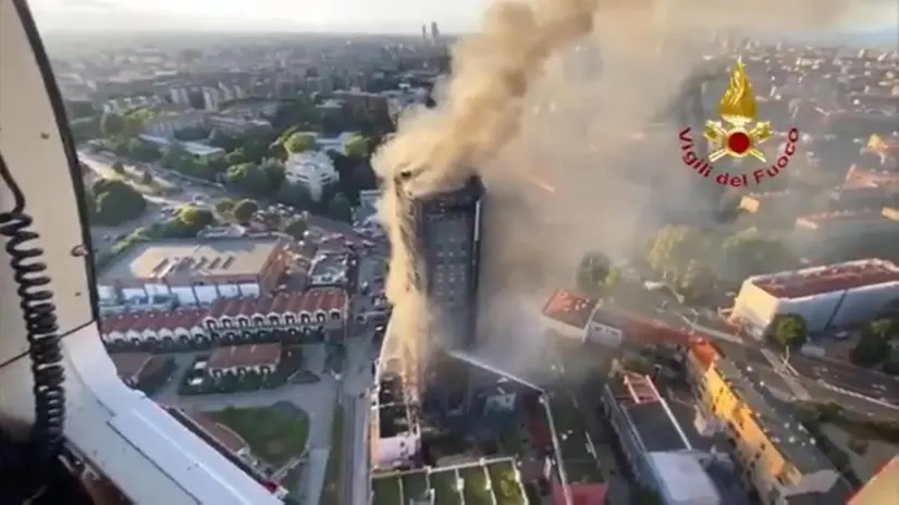 Incendio di Milano, le impressionanti immagini del palazzo in fiamme