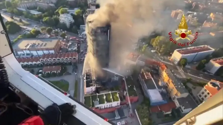 Incendio di Milano, le impressionanti immagini del palazzo in fiamme