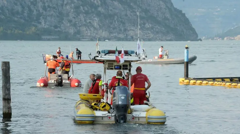 Sono durate ore le ricerche del ragazzo scomparso nel lago