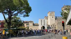 Anche quest'anno, a Ferragosto Sirmione è stata affollata di visitatori e turisti - Foto Francesca Roman © www.giornaledibrescia.it