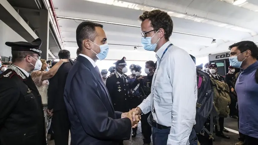 Via da Kabul, l'arrivo a Fiumicino del console Claudi