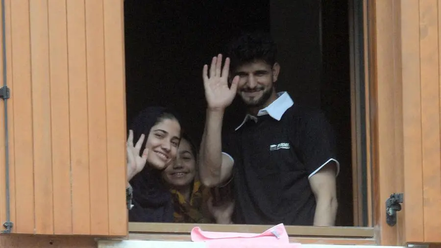 Panni stesi al davanzale, saluti, segni di vittoria: nuova vita per le famiglie afghane