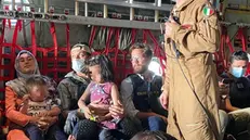 L'immagine scattata a bordo del C130 italiano a bordo del quale stanno lasciando Kabul molti civili e il console Claudi, in primo piano - Foto tratta da Facebook
