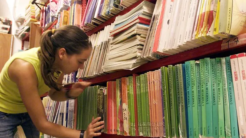 La spesa media per i libri di prima superiore va da 240 a 320 euro - © www.giornaledibrescia.it