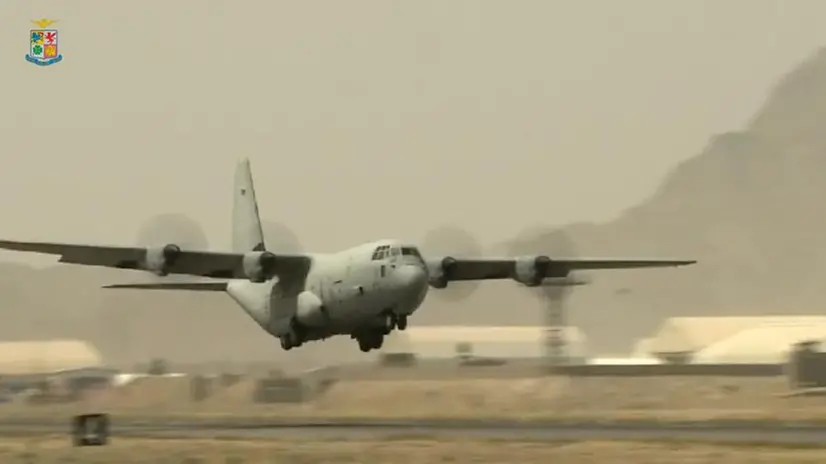 Uno dei C130J dell'Aeronautica Militare impegnati nell'evacuazione di Kabul - Foto tratta dal profilo Twitter dell'Aeronautica Militare