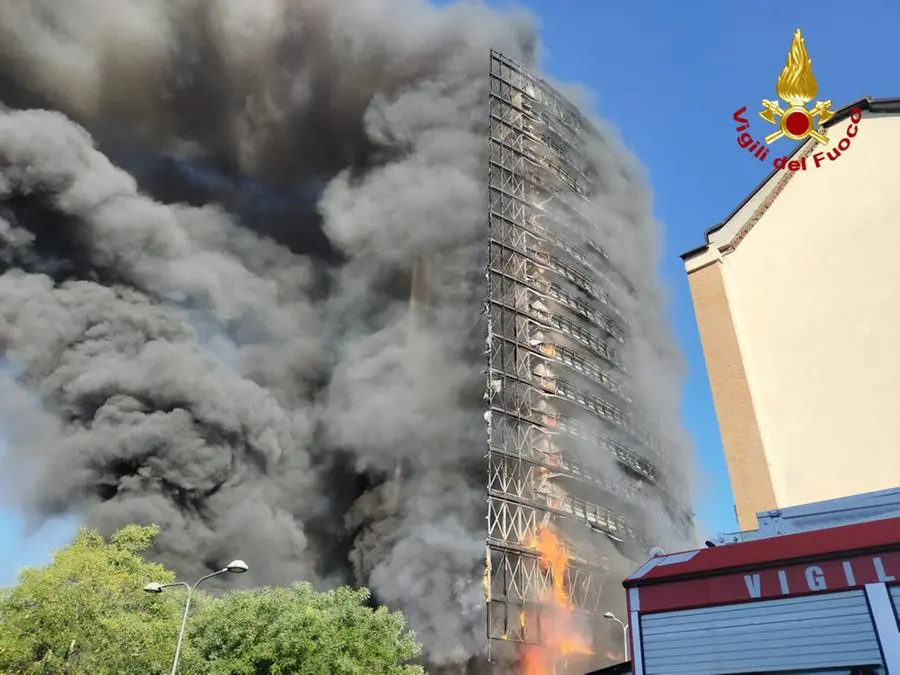 Maxi-incendio a Milano, brucia palazzo di 60 metri