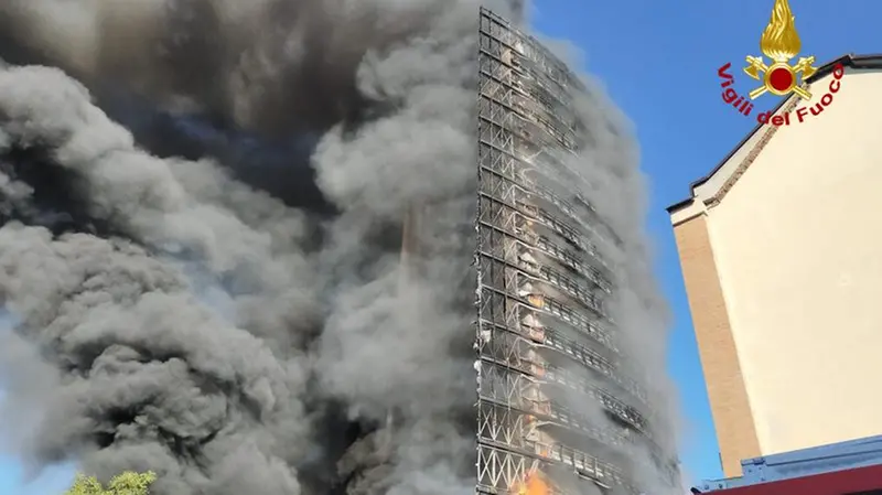 Maxi-incendio a Milano, brucia palazzo di 60 metri