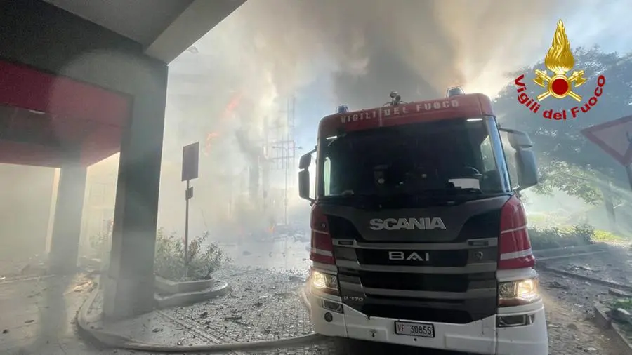 Maxi-incendio a Milano, brucia palazzo di 60 metri