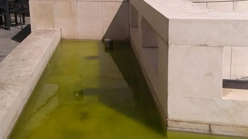 La fontana come si presentava ieri