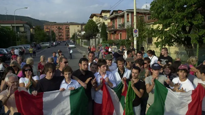 Manifestanti dopo la strage della famiglia Cottarelli - © www.giornaledibrescia.it