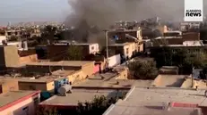 Nel video di Al Arabiya su Twitter, la colonna di fumo che si leva dall'aeroporto di Kabul