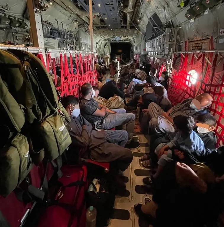 In volo. I profughi afghani ormai in salvo su un C130J italiano