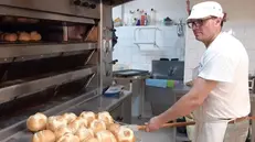 Costel Neacsu prepara il pane alla forneria «Antichi sapori»