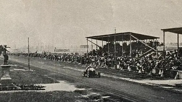 Il passaggio davanti alla tribuna reale del Gp di Italia a Montichiari