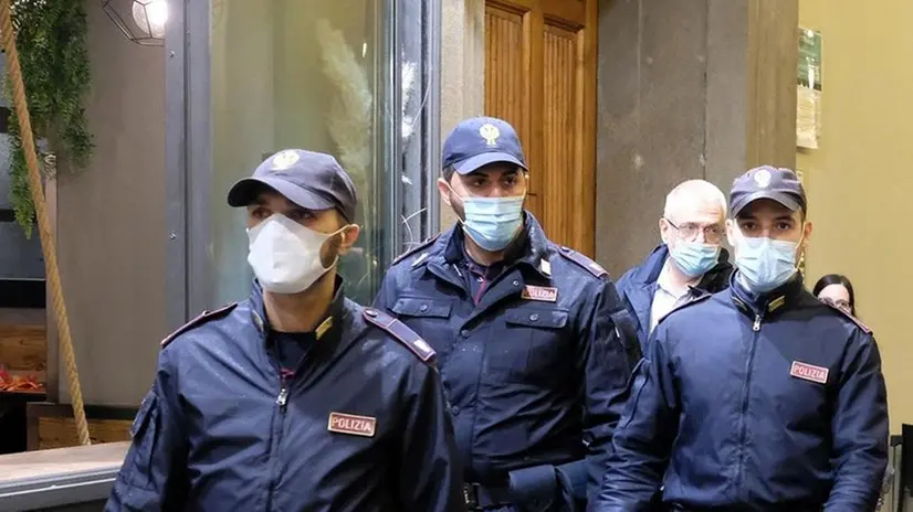 Gli agenti di Polizia durante i controlli in centro città - Foto © www.giornaledibrescia.it