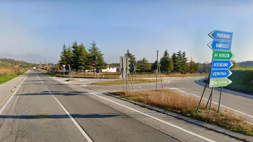 L'incrocio a Barcuzzi di Lonato, già teatro di altri gravi incidenti - © www.giornaledibrescia.it