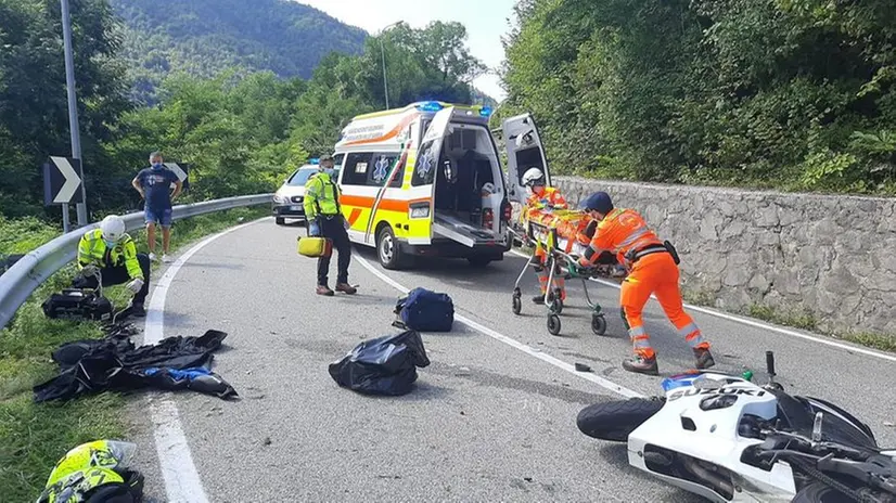 I soccorsi subito dopo l'incidente avvenuto lungo la Sp 58 a Capovalle - © www.giornaledibrescia.it