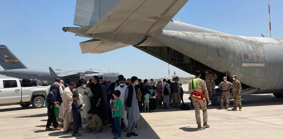 L'arrivo dei profughi afghani a Kuwait City su un C130J italiano