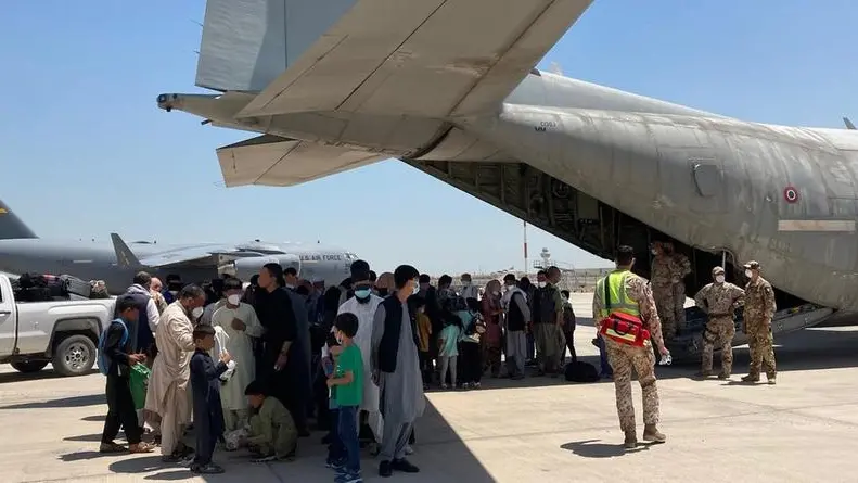 L'arrivo dei profughi afghani a Kuwait City su un C130J italiano