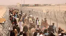 Profughi afghani ammassati al confine con il Pakistan nei giorni scorsi
