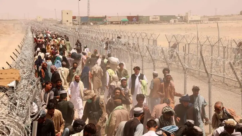 Profughi afghani ammassati al confine con il Pakistan nei giorni scorsi
