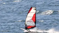 Un windsurf nel lago di Garda