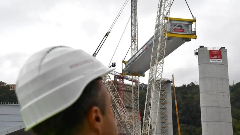 La posa della prima parte del nuovo Ponte di Genova