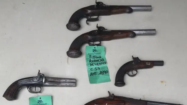 Una parte delle armi corte trovate - Foto © www.giornaledibrescia.it