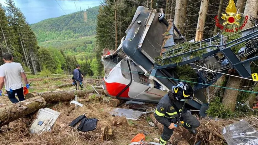 I rottami della funivia precipitata a Stresa - Foto Ansa  © www.giornaledibrescia.it