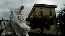 Una scultura di Fabio Bix davanti a Palazzo Cominelli