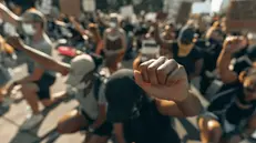Manifestanti in ginocchio durante una protesta anti-razzismo negli Stati Uniti