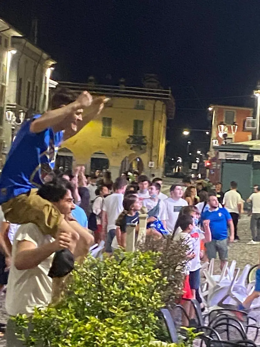 Italia-Spagna, esultanza alla vittoria nella piazza di Orzinuovi