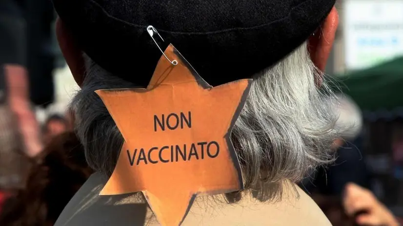 Una manifestazione di operatori sanitari «no vax» - Foto © www.giornaledibrescia.it