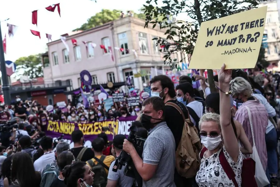 La protesta delle donne turche ad Ankara per l'uscita dalla Convenzione di Istanbul